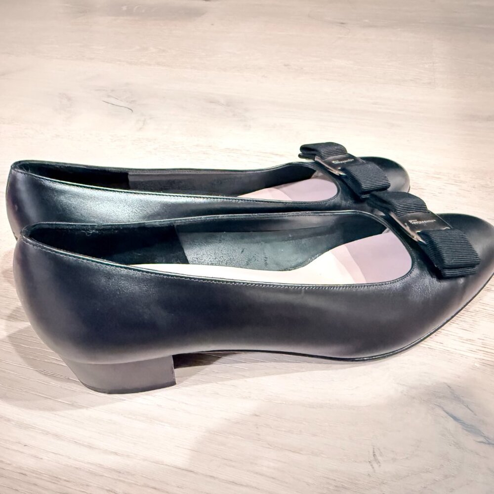 Ferragamo black vara pump - Picture 9 of 13